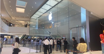 iPhone 12开售排队：Phone 12 Pro受欢迎 黄牛加价一千元