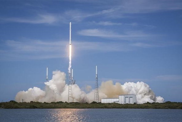 SpaceX龙飞船成功发射 预计17日与空间站对接