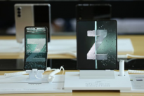 三星新款可折叠智能手机Z Fold3/Flip3收45万份预购订单 大幅降价应对对手挑战
