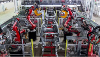特斯拉得克萨斯州超级工厂内堆放大量Model Y车身压铸部件 准备大规模生产
