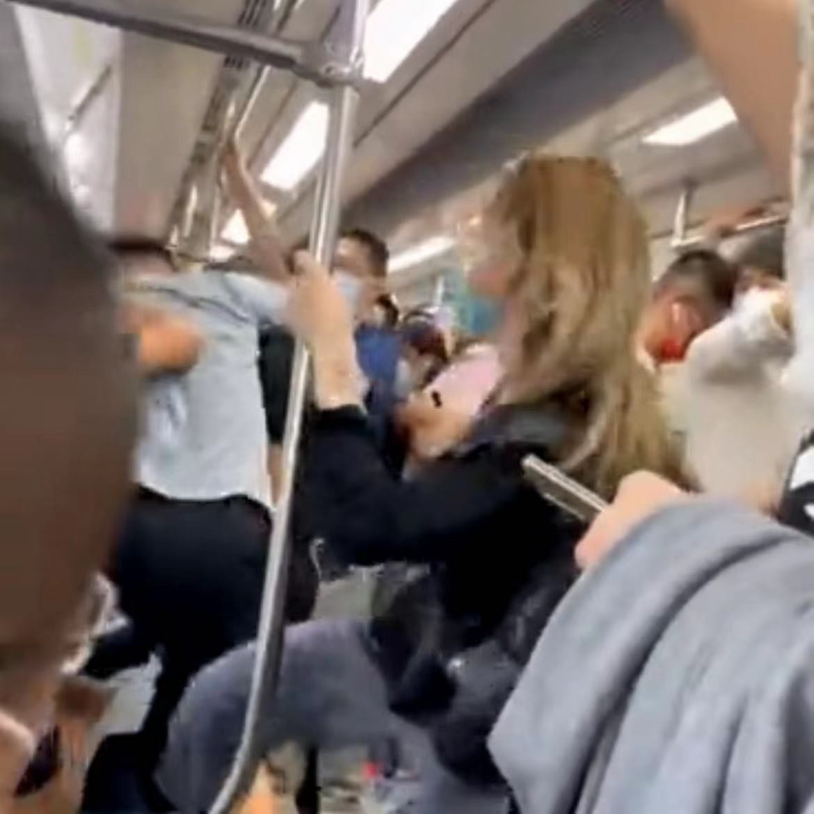 北京地铁十三号线打架视频由于甚么原因 北京地铁十三号线西二旗站拳击赛使命委曲