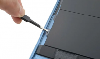 苹果iPad Air 5拆解显示：电池底部多个拉片便于拆卸
