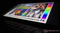 惠普 17 英寸折叠屏笔记本爆料：搭载LG OLED屏 可展开到17英寸