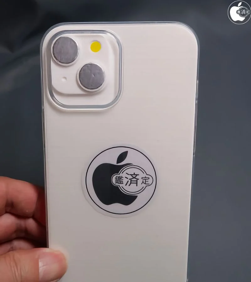 iPhone 14系列3D模型与iPhone 13保护壳相比：摄像头凸块导致无法贴合