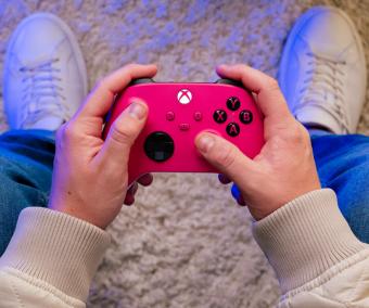 微软发布新款粉色Xbox手柄 官网含磨砂黑、冰雪白、波动蓝等颜色