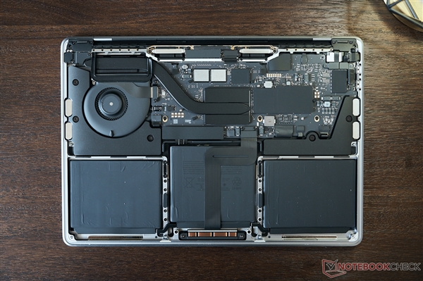 M2版MacBook Pro迎来首拆：内部结构与M1版本相比有明显变化