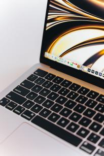 苹果M2 MacBook Air今日开售，国行9499元起 评测解禁结果出炉