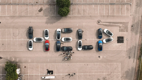 挪威特斯拉车主集体绝食维权 车辆摆出“HELP”标示