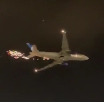 紧急迫降！一波音777客机飞行时有火星冒出 碎片从飞机上掉落