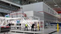 意德拉集团完成为特斯拉建造的 9000 吨级压铸机，重 77.5 吨