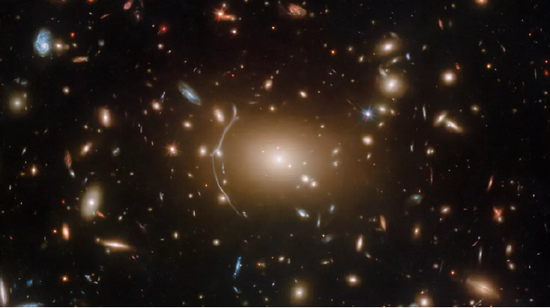 Abell 611星系团距离地球大约32亿光年，该星系团很可能是由暗物质维系在一起，科学家正在努力洞察暗物质，因为传统仪器无法探测到该物质。