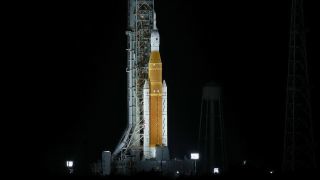 2022 年 9 月 3 日，美国宇航局的阿尔忒弥斯一号火箭位于佛罗里达州卡纳维拉尔角肯尼迪航天中心的 39-B 发射台上。