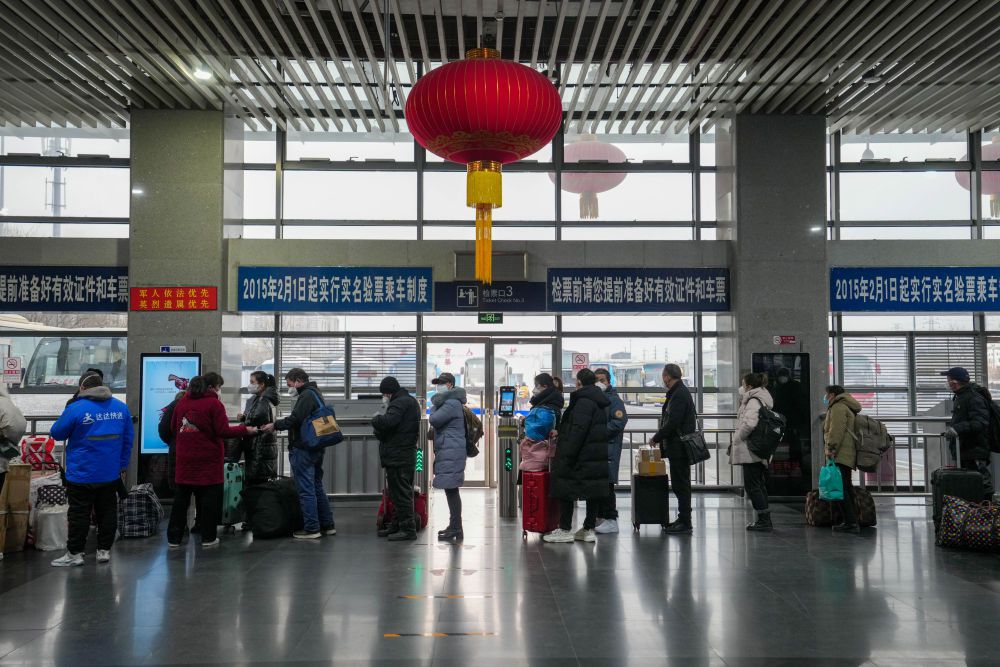 北京市多个公共交通运营单位持续提升运力 满足公共出行需求