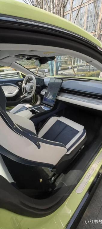 哪吒E车型的实车谍照曝光  预计将在2023年春季发布，并将于上半年正式上市