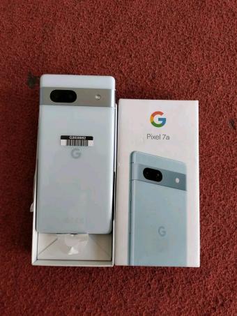 谷歌 Pixel 7a 手机北极蓝和碳灰色真机照片曝光