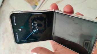 三星 Galaxy Z Flip 4 用户称购买后五个月手机左上角出现绿色线，售后告诉他屏幕不在保修范围内